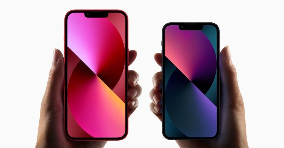 صورة توضح فرق الحجم بين هاتفي ايفون 13 وايفون 13 ميني